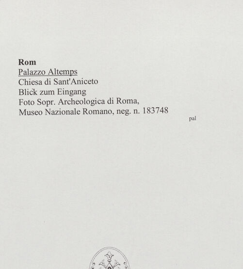 Rückseite von Sopr. Archeologica di Roma, Museo Nazionale Romano [https://www.deutsche-digitale-bibliothek.de/content/lizenzen/rv-ez/] Palazzo AltempsChiesa della Beata Maria Vergine della Clemenza e di Sant'Aniceto - Blick zum Eingang, bh557923_recto. Foto.