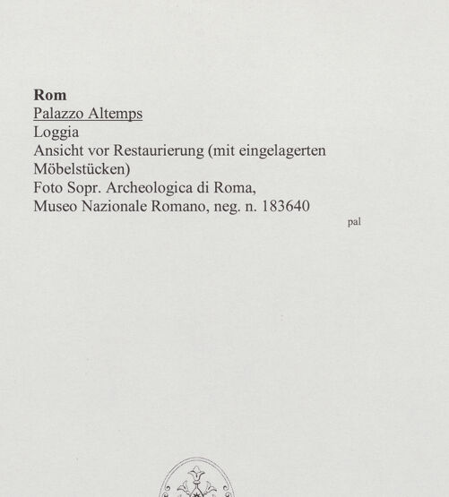 Rückseite von Sopr. Archeologica di Roma, Museo Nazionale Romano [https://www.deutsche-digitale-bibliothek.de/content/lizenzen/rv-ez/] Palazzo AltempsFreskierte Loggia - Ansicht vor Restaurierung (mit eingelagerten Möbeln) nach Westen, bh557924_recto. Foto.