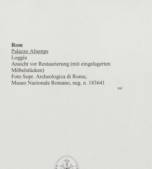 Rückseite von Sopr. Archeologica di Roma, Museo Nazionale Romano [https://www.deutsche-digitale-bibliothek.de/content/lizenzen/rv-ez/] Palazzo AltempsFreskierte Loggia - Ansicht vor Restaurierung (mit eingelagerten Möbeln) nach Osten, bh557925_recto. Foto.