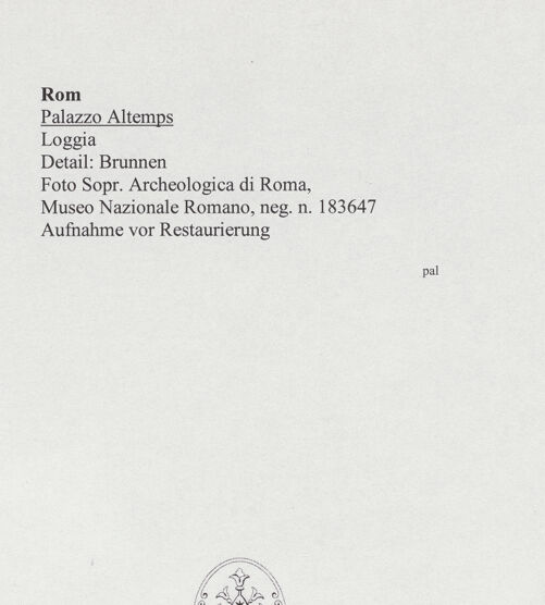 Rückseite von Sopr. Archeologica di Roma, Museo Nazionale Romano [https://www.deutsche-digitale-bibliothek.de/content/lizenzen/rv-ez/] Mosaikbesetzter Ädikulawandbrunnen mit Sprenggiebel und Figurenschmuck - Zustand vor der Restaurierung, bh557926_recto. Foto.