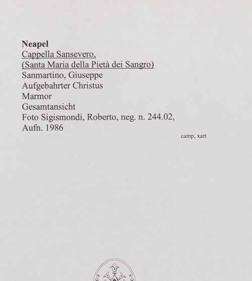 Rückseite von Sigismondi, Roberto [http://creativecommons.org/licenses/by-nc-sa/4.0/] Aufgebahrter Christus (Cristo Velato) - Gesamtansicht, bh559074_recto. Foto: Sigismondi, Roberto.