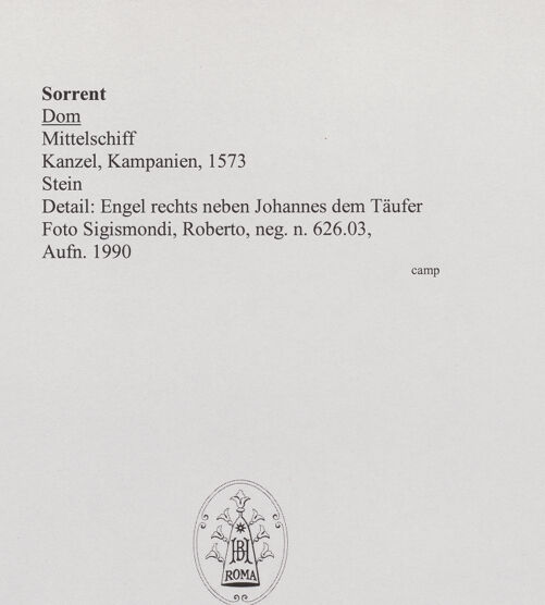 Rückseite von Sigismondi, Roberto [http://creativecommons.org/licenses/by-nc-sa/4.0/] Kanzel mit Altar - Detail: Engel rechts neben Johannes dem Täufer und Herme, bh559239_recto. Foto: Sigismondi, Roberto.