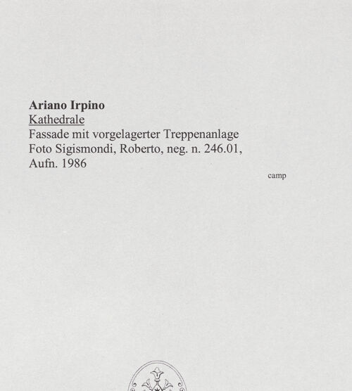 Rückseite von Sigismondi, Roberto [http://creativecommons.org/licenses/by-nc-sa/4.0/] Cattedrale dell'Assunta - Fassade mit vorgelagerter Treppenanlage, bh559598_recto. Foto: Sigismondi, Roberto.