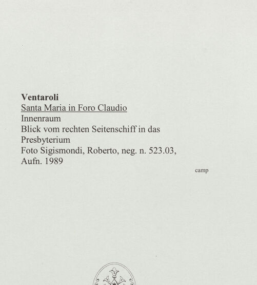 Rückseite von Sigismondi, Roberto [http://creativecommons.org/licenses/by-nc-sa/4.0/] Santa Maria in Foro Claudio - Blick vom rechten Seitenschiff in das Presbyterium, bh559614_recto. Foto: Sigismondi, Roberto.