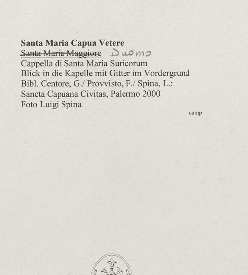 Rückseite von Spina, Luigi [https://www.deutsche-digitale-bibliothek.de/content/lizenzen/rv-ez/] DuomoCappella di Santa Maria Suricorum - Blick in die Kapelle mit Gitter im Vordergrund, bh560439_recto. Foto: Spina, Luigi.