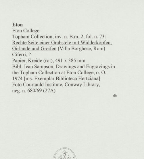 Rückseite von Courtauld Institute, Conway Library [https://www.deutsche-digitale-bibliothek.de/content/lizenzen/rv-ez/] Rechte Seite einer Grabstele mit Widderköpfen, Girlande und Greifen (Villa Borghese, Rom) - , bh560769_recto. Foto.