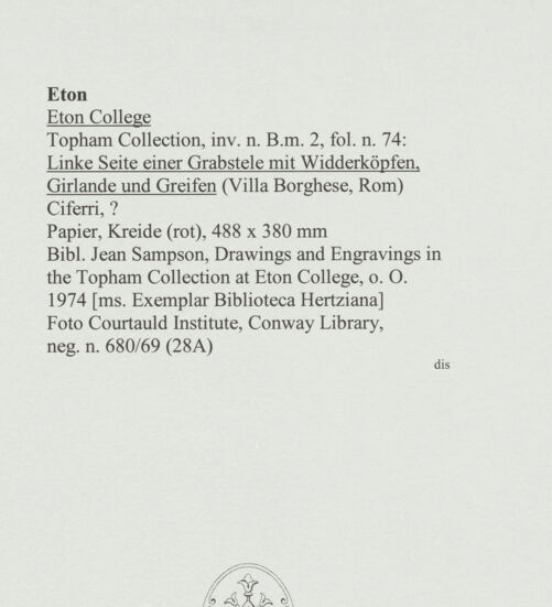 Rückseite von Courtauld Institute, Conway Library [https://www.deutsche-digitale-bibliothek.de/content/lizenzen/rv-ez/] Linke Seite einer Grabstele mit Widderköpfen, Girlande und Greifen (Villa Borghese, Rom) - , bh560770_recto. Foto.