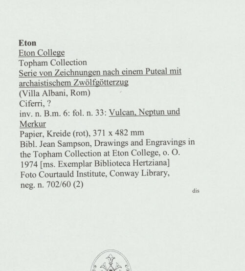 Rückseite von Courtauld Institute, Conway Library [https://www.deutsche-digitale-bibliothek.de/content/lizenzen/rv-ez/] Serie von Zeichnungen nach einem Puteal mit archaistischem Zwölfgötterzug (Villa Albani, Rom)Vulcan, Neptun und Merkur - , bh561004_recto. Foto.