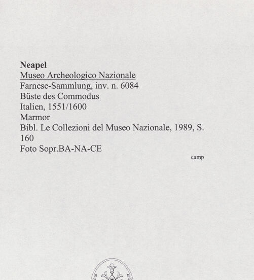 Rückseite von Sopr. A NA CE [https://www.deutsche-digitale-bibliothek.de/content/lizenzen/rv-ez/] Büste des Commodus - Gesamtansicht, bh561785_recto. Foto.