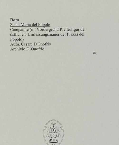 Rückseite von Bibliotheca Hertziana [https://www.deutsche-digitale-bibliothek.de/content/lizenzen/rv-fz/] Santa Maria del PopoloCampanile - Campanile und Pfostenfigur der östlichen Umfriedungsmauer der Piazza del Popolo, bh562865_recto. Foto: D'Onofrio, Cesare.