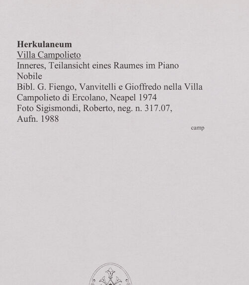 Rückseite von Sigismondi, Roberto [http://creativecommons.org/licenses/by-nc-sa/4.0/] Villa CampolietoPiano Nobile - Inneres, Teilansicht eines Raumes im Piano Nobile, bh564885_recto. Foto: Sigismondi, Roberto.