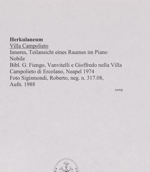 Rückseite von Sigismondi, Roberto [http://creativecommons.org/licenses/by-nc-sa/4.0/] Villa CampolietoPiano Nobile - Inneres, Teilansicht eines Raumes im Piano Nobile, bh564886_recto. Foto: Sigismondi, Roberto.