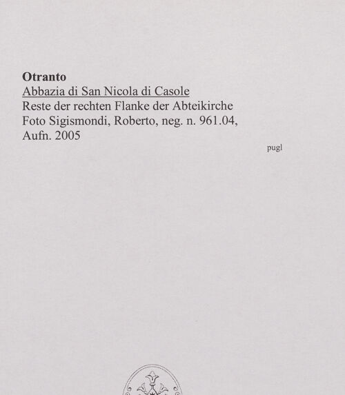 Rückseite von Sigismondi, Roberto [http://creativecommons.org/licenses/by-nc-sa/4.0/] San Nicola di Casole - Reste der rechten Flanke der Abteikirche (Nordwand), bh564950_recto. Foto: Sigismondi, Roberto.