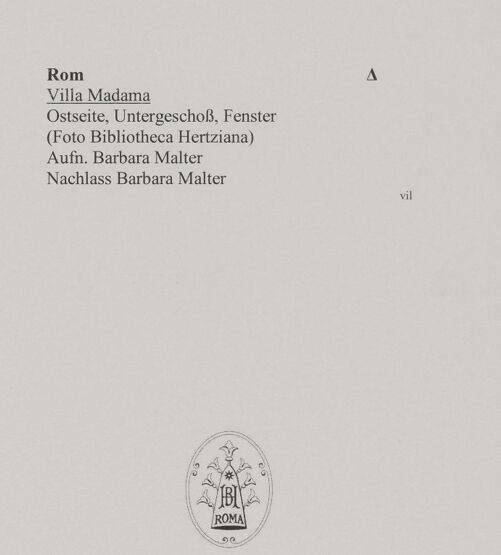 Rückseite von Bibliotheca Hertziana [https://www.deutsche-digitale-bibliothek.de/content/lizenzen/rv-fz/] Villa Madama - Fenster mit Rustikarahmung im Untergeschoss auf der Ostseite, bh565401_recto. Foto: Malter, Barbara.