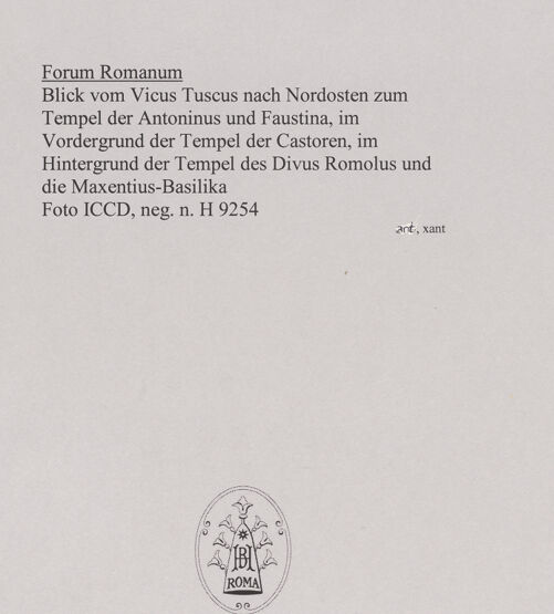 Rückseite von ICCD [https://www.deutsche-digitale-bibliothek.de/content/lizenzen/rv-ez/] Forum Romanum - Blick vom Vicus Tuscus nach Nordosten zum Tempel der Antoninus und Faustina, im Vordergrund der Tempel der Castoren, im Hintergrund der Tempel des Divus Romolus und die Maxentius-Basilika, bh567003_recto. Foto.