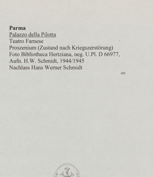 Rückseite von Bibliotheca Hertziana [https://www.deutsche-digitale-bibliothek.de/content/lizenzen/rv-fz/] Palazzo della PilottaTeatro Farnese - Proszenium (Zustand nach Kriegszerstörung), bh567596_recto. Foto: Schmidt, Hans Werner.