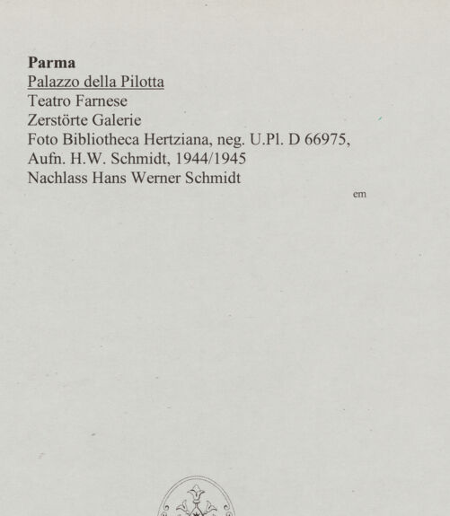 Rückseite von Bibliotheca Hertziana [https://www.deutsche-digitale-bibliothek.de/content/lizenzen/rv-fz/] Palazzo della PilottaTeatro Farnese - Zerstörte Galerie, bh567598_recto. Foto: Schmidt, Hans Werner.