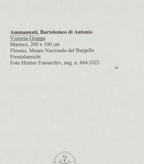 Rückseite von Hirmer Fotoarchiv [https://www.deutsche-digitale-bibliothek.de/content/lizenzen/rv-ez/] Victoria-Gruppe - Frontalansicht, bh567845_recto. Foto.