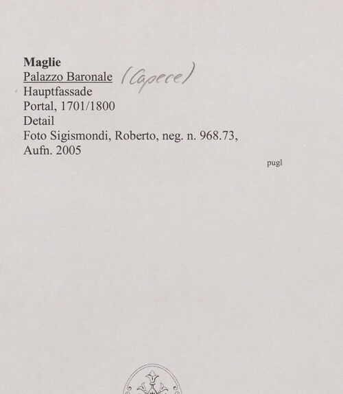 Rückseite von Sigismondi, Roberto [https://www.deutsche-digitale-bibliothek.de/content/lizenzen/rv-fz/] Portal mit Wappen der Famiglia Capece-Castriota - Detail: Schlussstein, bh568564_recto. Foto: Sigismondi, Roberto.