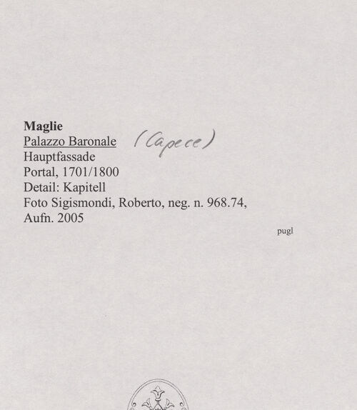 Rückseite von Sigismondi, Roberto [https://www.deutsche-digitale-bibliothek.de/content/lizenzen/rv-fz/] Portal mit Wappen der Famiglia Capece-Castriota - Detail: Kapitell, bh568565_recto. Foto: Sigismondi, Roberto.