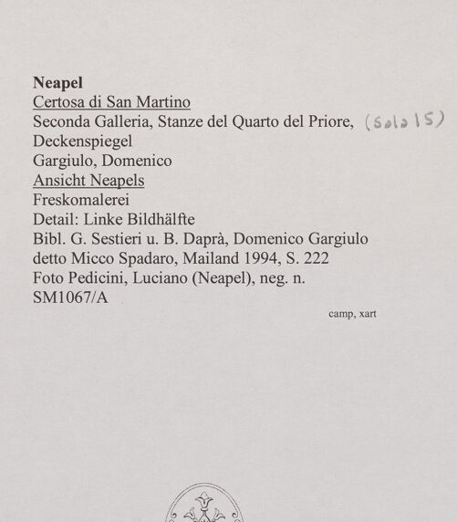 Rückseite von Pedicini, Luciano [https://www.deutsche-digitale-bibliothek.de/content/lizenzen/rv-ez/] Saal 15Ansicht Neapels mit dem heiligen Martin - Detail: Linke Bildhälfte, bh570634_recto. Foto: Pedicini, Luciano.