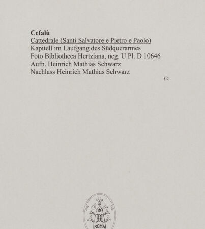 Rückseite von Bibliotheca Hertziana [https://www.deutsche-digitale-bibliothek.de/content/lizenzen/rv-fz/] Kapitelle des LaufgangsKapitell im Laufgang des Südquerarmes - Frontalansicht, bh573219_recto. Foto: Schwarz, Heinrich Mathias.