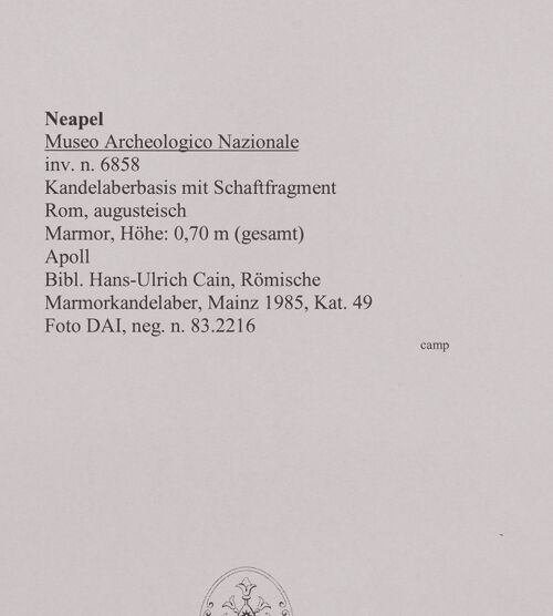 Rückseite von DAI [https://www.deutsche-digitale-bibliothek.de/content/lizenzen/rv-ez/] Kandelaberbasis mit Schaftfragment - Apoll, bh574732_recto. Foto.