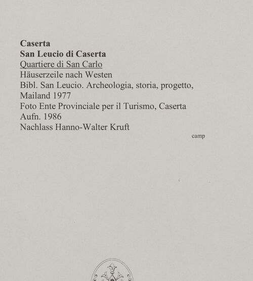 Rückseite von Ente Provinciale per il Turismo, Caserta [https://www.deutsche-digitale-bibliothek.de/content/lizenzen/rv-ez/] Quartiere di San Carlo - Häuserzeile nach Westen, bh576832_recto. Foto.