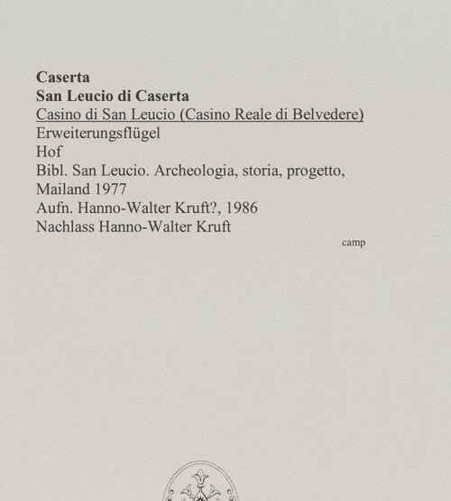 Rückseite von unbekannt [https://www.deutsche-digitale-bibliothek.de/content/lizenzen/rv-fz/] Casino di San LeucioErweiterungsflügel - Hof, bh576848_recto. Foto: Kruft?, Hanno-Walter.