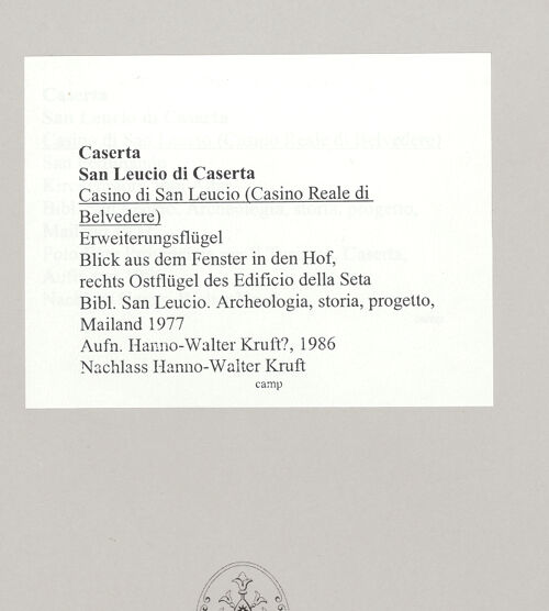 Rückseite von unbekannt [https://www.deutsche-digitale-bibliothek.de/content/lizenzen/rv-fz/] Casino di San LeucioErweiterungsflügel - Blick aus dem Fenster in den Hof, rechts Ostflügel des Edificio della Seta, bh576855_recto. Foto: Kruft?, Hanno-Walter.
