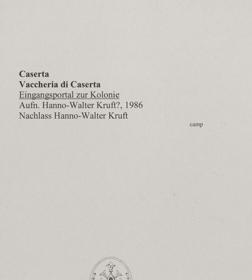 Rückseite von unbekannt [https://www.deutsche-digitale-bibliothek.de/content/lizenzen/rv-fz/] Eingangsportal zur Kolonie - Gesamtansicht, bh576882_recto. Foto: Kruft?, Hanno-Walter.