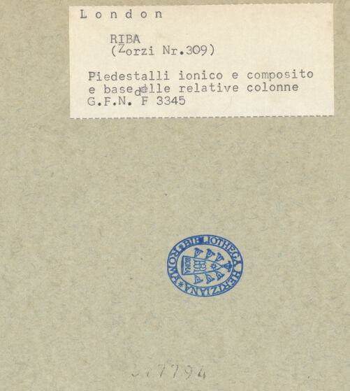 Rückseite von Bibliotheca Hertziana [https://www.deutsche-digitale-bibliothek.de/content/lizenzen/rv-fz/] KirchenportalPortalskulptur - Hauptportal, Detail: Architrav, bh577794_recto. Foto: Röll, Johannes.