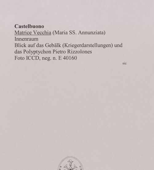 Rückseite von ICCD [https://www.deutsche-digitale-bibliothek.de/content/lizenzen/rv-ez/] Matrice Vecchia - Blick auf das Gebälk (Kriegerdarstellungen) und das Polyptychon Pietro Rizzolones, bh579015_recto. Foto.