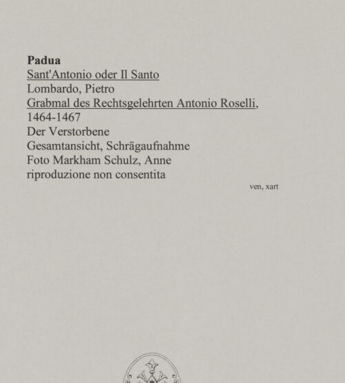 Rückseite von Markham Schulz, Anne [https://www.deutsche-digitale-bibliothek.de/content/lizenzen/rv-ez/] Grabmal des Rechtsgelehrten Antonio Roselli (gest. 1466)TotenkammerDer Verstorbene (Gisant) - Gesamtansicht, Schrägaufnahme, bh580041_recto. Foto: Schulz, Anne Markham.