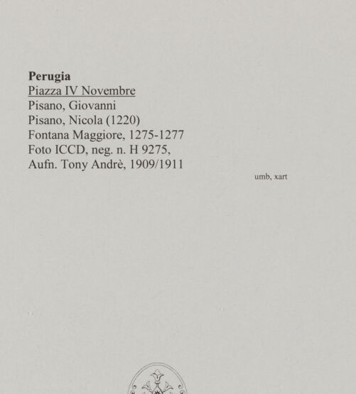 Rückseite von ICCD [https://www.deutsche-digitale-bibliothek.de/content/lizenzen/rv-ez/] Fontana Maggiore - Gesamtansicht, bh580057_recto. Foto: Andrè, Tony.