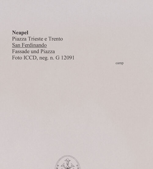 Rückseite von ICCD [https://www.deutsche-digitale-bibliothek.de/content/lizenzen/rv-ez/] Piazza Trieste e Trento - Ansicht von Südwesten (Blick in Richtung Fassade der Kirche San Ferdinando), bh581303_recto. Foto.