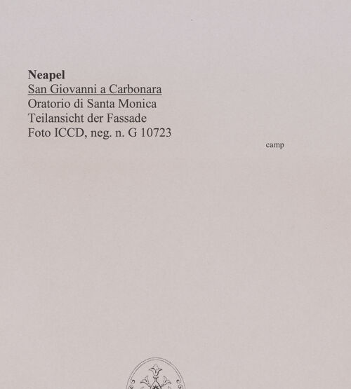 Rückseite von ICCD [https://www.deutsche-digitale-bibliothek.de/content/lizenzen/rv-ez/] San Giovanni a CarbonaraSüdfassade (Cappella di Santa Monica) - Schrägansicht von Südwesten, bh581305_recto. Foto.