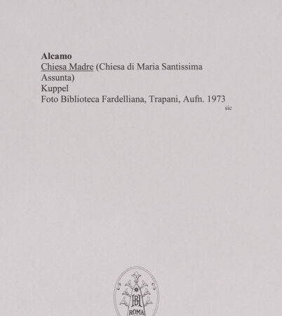 Rückseite von Biblioteca Fardelliana, Trapani [https://www.deutsche-digitale-bibliothek.de/content/lizenzen/rv-ez/] Chiesa Madre - Ansicht von Südosten, bh581838_recto. Foto.