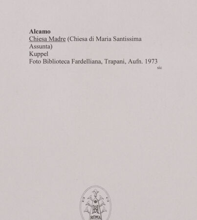 Rückseite von Biblioteca Fardelliana, Trapani [https://www.deutsche-digitale-bibliothek.de/content/lizenzen/rv-ez/] Chiesa Madre - Ansicht, bh581839_recto. Foto.