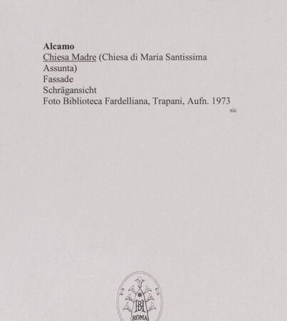 Rückseite von Biblioteca Fardelliana, Trapani [https://www.deutsche-digitale-bibliothek.de/content/lizenzen/rv-ez/] Chiesa Madre - Fassade und rechte Seite (Schrägansicht von Südosten), bh581840_recto. Foto.