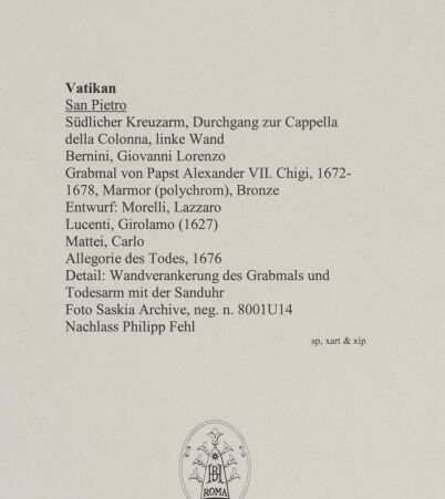 Rückseite von Bibliotheca Hertziana [https://www.deutsche-digitale-bibliothek.de/content/lizenzen/rv-fz/] Grabmal von Papst Alexander VII. Chigi - Detail: Wandverankerung des Grabmals und Todesarm mit der Sanduhr, bh582678_recto. Foto: Wiedenhoeft, Ron.