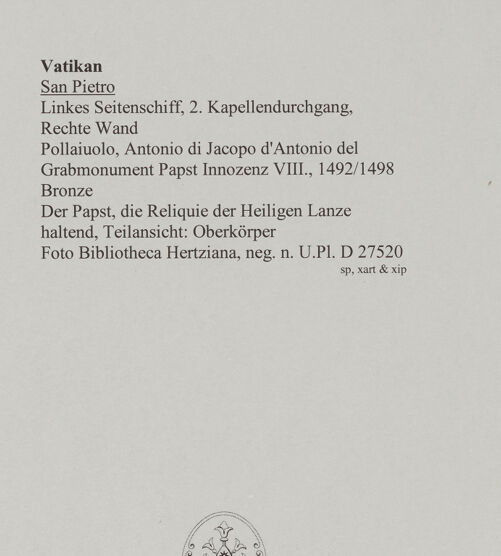 Rückseite von Bibliotheca Hertziana [https://www.deutsche-digitale-bibliothek.de/content/lizenzen/rv-fz/] Grabmonument Papst Innozenz VIII.Thronender Papstes - Der Papst, die Reliquie der Heiligen Lanze haltend, Teilansicht: Oberkörper, Ansicht von rechts, bh583109_recto. Foto: Fichera, Gabriele.