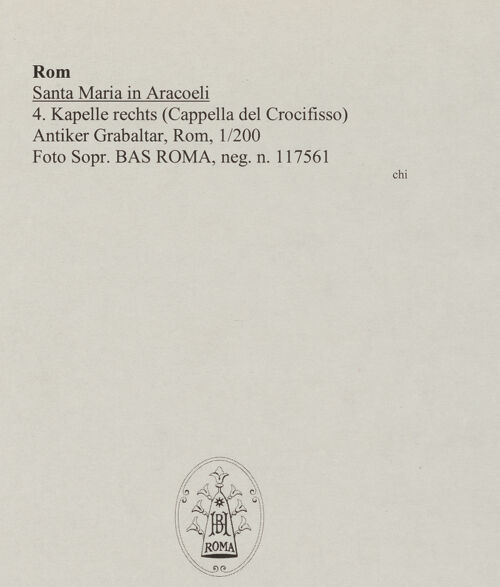 Rückseite von Sopr. BAS ROMA [https://www.deutsche-digitale-bibliothek.de/content/lizenzen/rv-ez/] Antiker Grabaltar - , bh584641_recto. Foto.