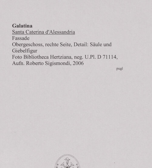 Rückseite von Bibliotheca Hertziana [http://creativecommons.org/licenses/by-nc-sa/4.0/] Santa Caterina d'AlessandriaWestfassade - Obergeschoss, rechte Seite, Detail: Säule und Giebelfigur, bh585643_recto. Foto: Sigismondi, Roberto.