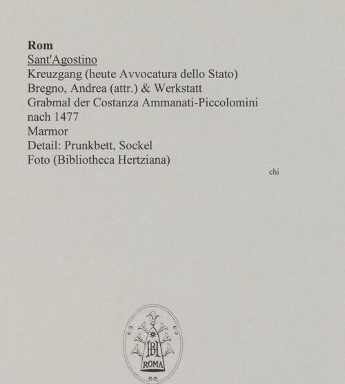 Rückseite von unbekannt [https://www.deutsche-digitale-bibliothek.de/content/lizenzen/rv-fz/] Grabmal der Costanza Ammanati-Piccolomini (+1477)Prunkbett mit Inschrifttafel und Liegefigur - Detail: Fries unter dem Prunkbett und Teil der Inschrift, bh586402_recto. Foto.