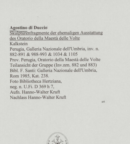 Rückseite von Bibliotheca Hertziana [https://www.deutsche-digitale-bibliothek.de/content/lizenzen/rv-fz/] Skulpturenfragmente der ehemaligen Ausstattung des Oratorio della Maestà delle Volte - Teilansicht der Gruppe (Inv.nrn. 882 und 883), bh586802_recto. Foto: Kruft, Hanno-Walter.