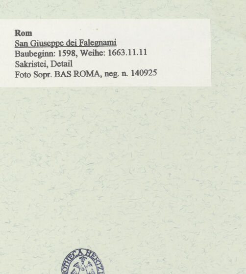 Rückseite von Sopr. BAS ROMA [https://www.deutsche-digitale-bibliothek.de/content/lizenzen/rv-ez/] San Giuseppe dei Falegnami - Sakristei, Detail, mit Kruzifix, bh587256_recto. Foto.