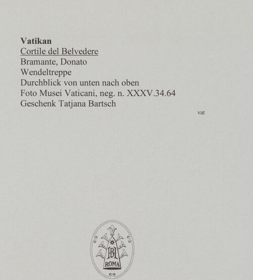 Rückseite von Musei Vaticani [https://www.deutsche-digitale-bibliothek.de/content/lizenzen/rv-ez/] Belvedere - Durchblick von unten nach oben, bh587546_recto. Foto.