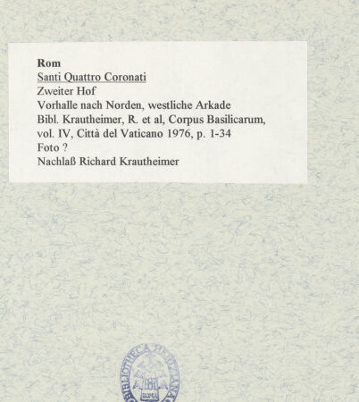 Rückseite von unbekannt [https://www.deutsche-digitale-bibliothek.de/content/lizenzen/rv-fz/] Santi Quattro CoronatiÄußeresZweiter Hof - Vorhalle nach Norden, westliche Arkade, bh587946_recto. Foto.