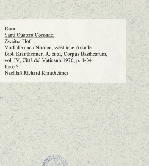 Rückseite von unbekannt [https://www.deutsche-digitale-bibliothek.de/content/lizenzen/rv-fz/] Santi Quattro CoronatiÄußeresZweiter Hof - Vorhalle nach Norden, westliche Arkade, bh587946_recto. Foto.